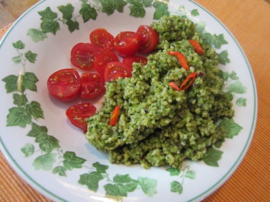 Wir servieren unser Tabbouleh mit Tomaten und ein bisserl frischer Chili