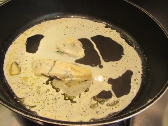 Gorgonzola in Sahne und Butter schmelzen lassen