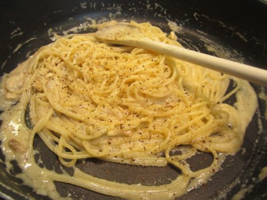 Pasta und Sauce zügig in der Pfanne mischen...