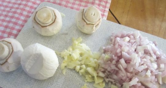 Mise en Place: Pilze, Schalotten, Knoblauch vorbereiten