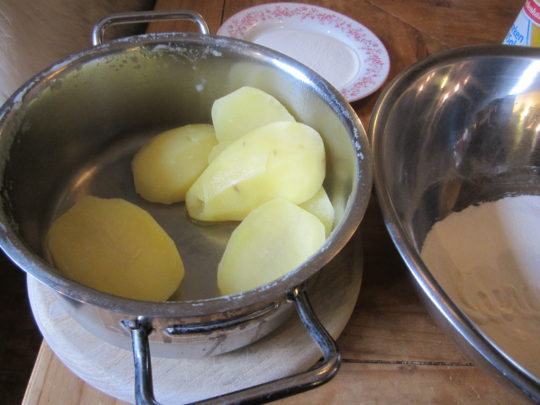 Gnocchi selber machen: Kartoffeln und Mehl