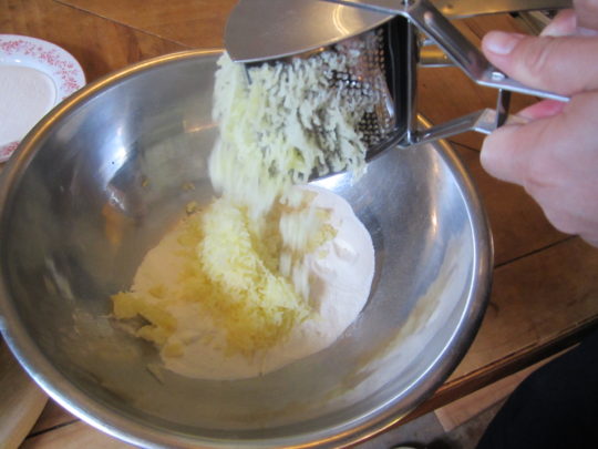 Gnocchi selber machen: Kartoffeln ins Mehl pressen