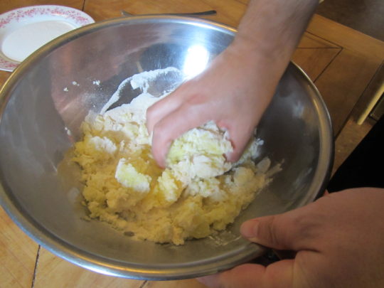 Gnocchi selber machen: Kartoffeln mit Mehl kneten