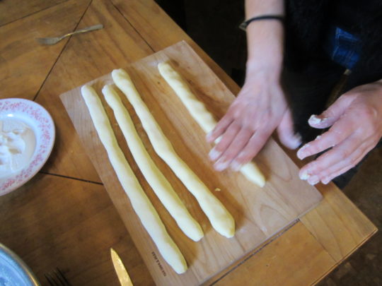 Gnocchi-Teig rollen