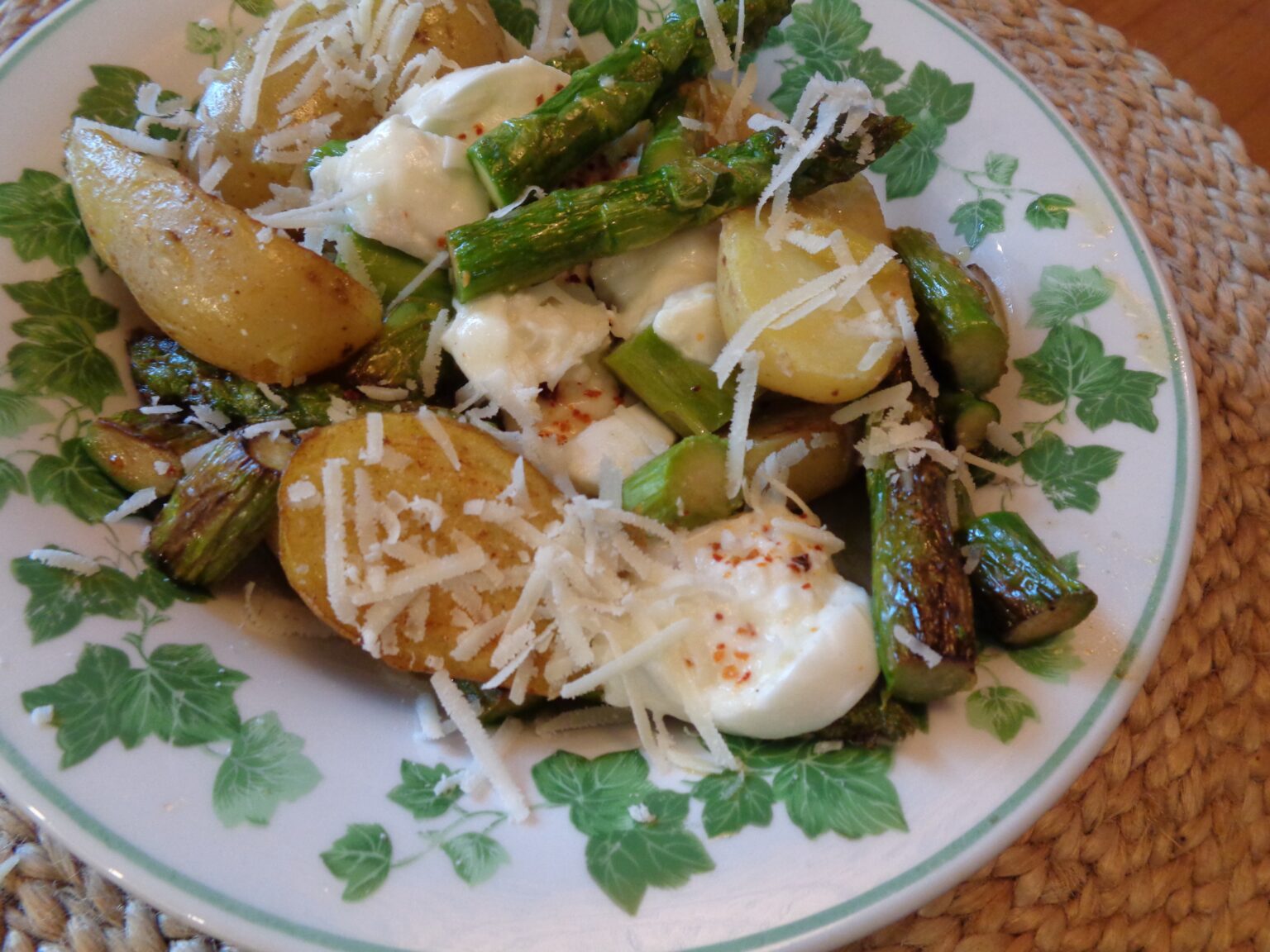 Grüner Spargel, junge Kartoffeln, Büffel-Mozzarella • sacre e profane ...